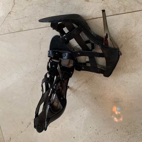 Black guess heels size 7. - Picture 2 of 5